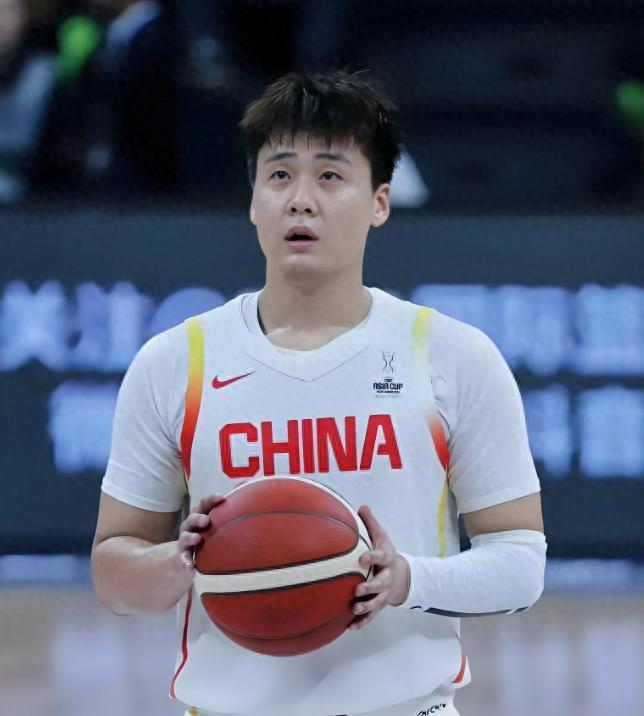 世界杯官方平台-手握3个CBA冠军,如今是男篮队长,弟弟小他22岁,5岁就走篮球路